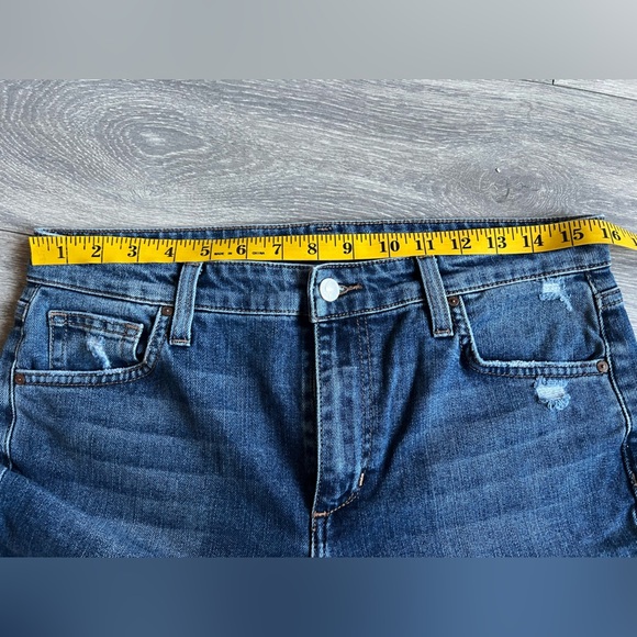 Joe's Jeans Distressed Boyfriend Slim Ankle Cigarette in Brushy Wash. Size 28 - Picture 9 of 11